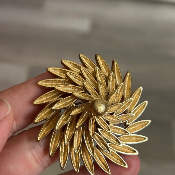 4/$100 MONET vintage 1980 Gold Floral Brooch 😌 - Picture 4 of 6